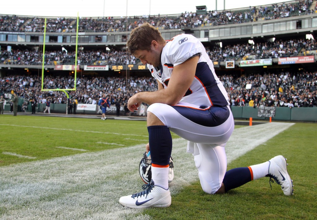 OAKLAND, CA - NOVEMBER 06:  Tim Tebow #15 of the Denver Broncos prays before their game against the Oakland Raiders at O.co Coliseum on November 6, 2011 in Oakland, California.  (Photo by Ezra Shaw/Getty Images)